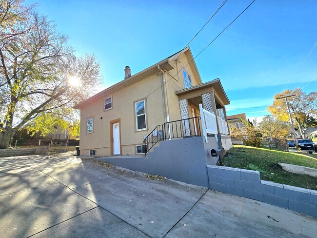 Building Photo - 328 Rosewood Ave