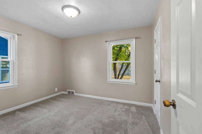 Building Photo - 504 W 1st St