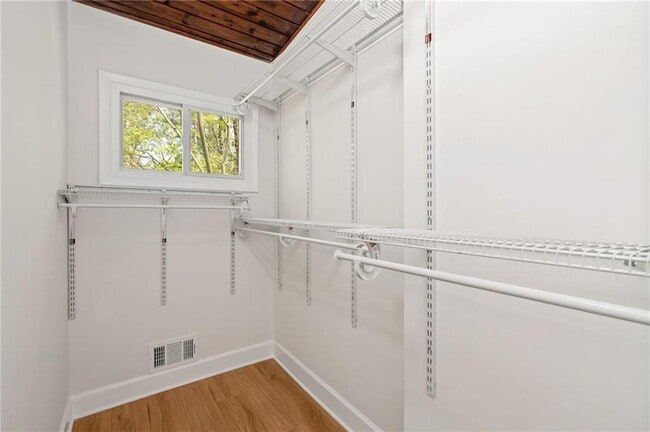 Building Photo - 1690 Cotswold Dr NE