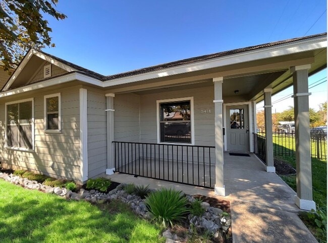 Primary Photo - 4Bed/2Bath House w/ detached 2 car garage