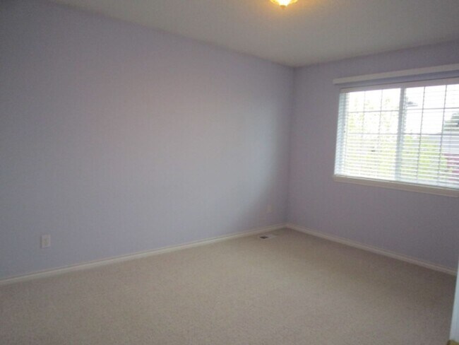 Building Photo - Large Bethany Home on a Corner Lot! 6 Bed 3 Bath