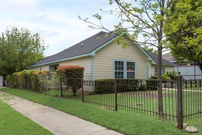 Building Photo - East Dallas Duplex