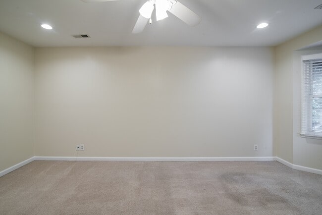 Building Photo - 807 Greenleaf Ave