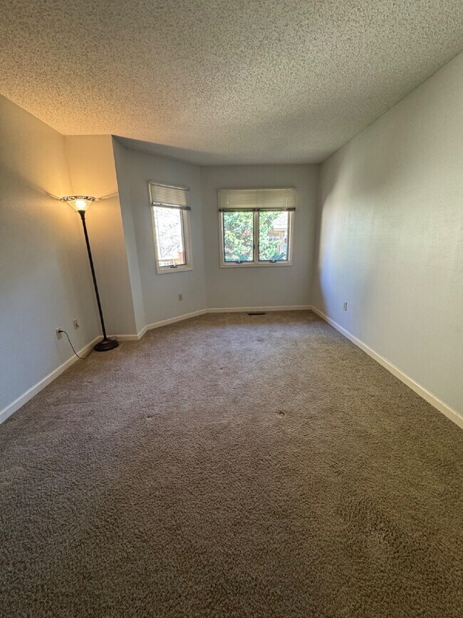 Building Photo - "Charming 2-Bedroom Condo with Cozy Fireplace in Hendersonville – 1603 Sq Ft of Comfort!"