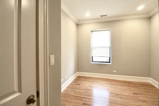 Building Photo - 5528 S Indiana Ave