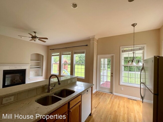 Building Photo - 4 br, 2.5 bath House - 118 N Fields Circle