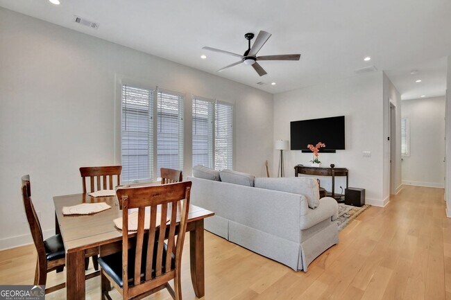 Building Photo - 2bd/2.5ba in Trilith. LakeFront Views!