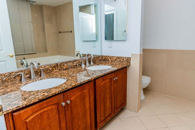 Building Photo - Luxury One Bedroom Unit in  Downtown Business District