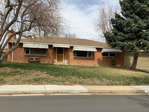 Building Photo - 2408 Lake Dr