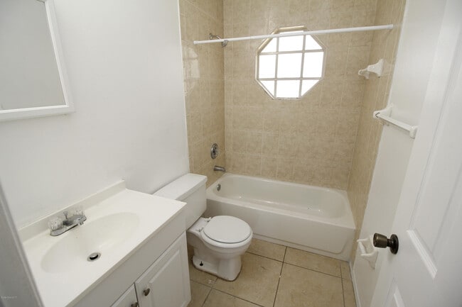 Building Photo - 706 Davidson St SE