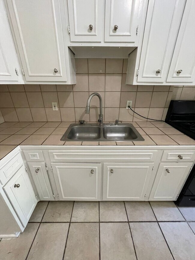 Building Photo - 207 Midway Ave