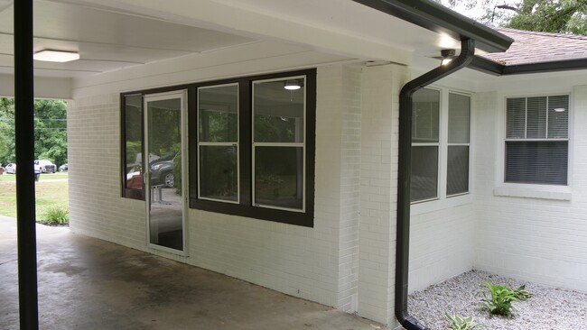 Building Photo - 6551 Roberta St