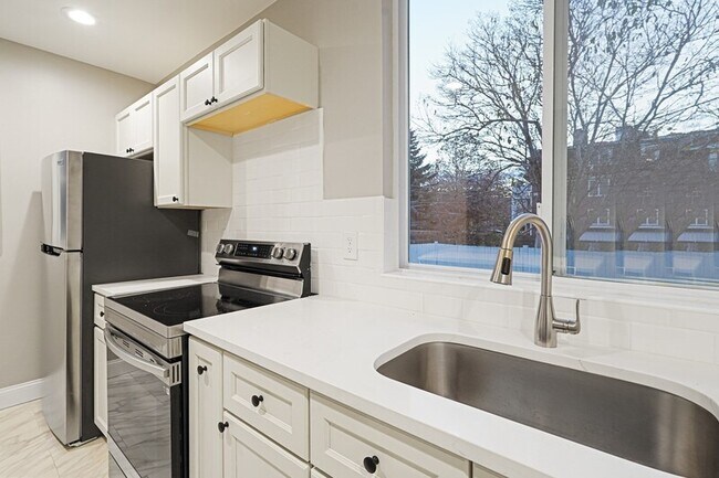 Building Photo - 381 Adams St