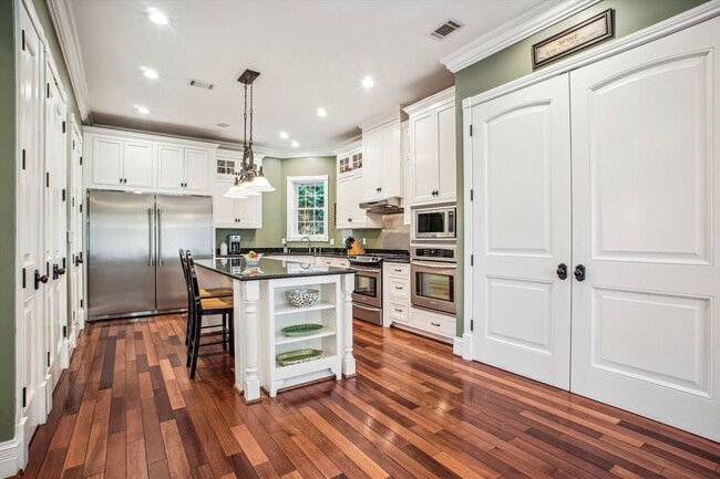 Building Photo - Stunning and Spacious Single Family Home S...