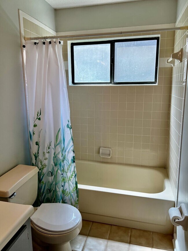 Building Photo - 3/2 with fenced in yard!