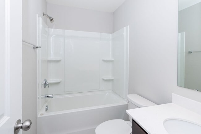 Building Photo - BEAUTIFUL 3BD/2.5BTH Townhome - AVAILABLE NOW - ASK ABOUT MOVE IN SPECIAL