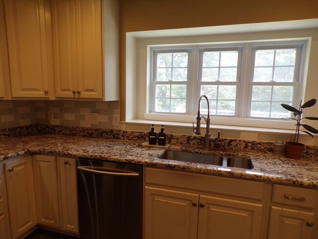 Building Photo - WOW Factor Home in Alexandria