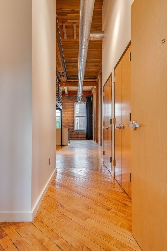 Building Photo - Expansive Historic Loft in the Heart of Germantown
