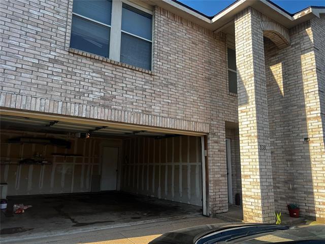 Building Photo - 933 Medina Dr
