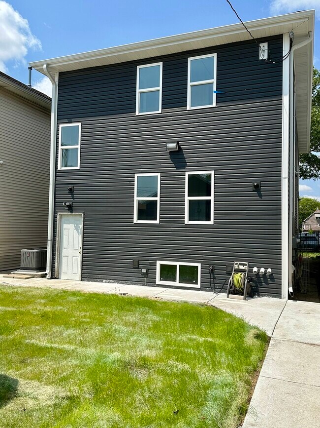 Building Photo - 2233 N Lawler Ave