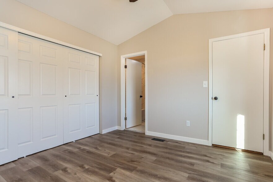 Building Photo - 981 Conifer Ct