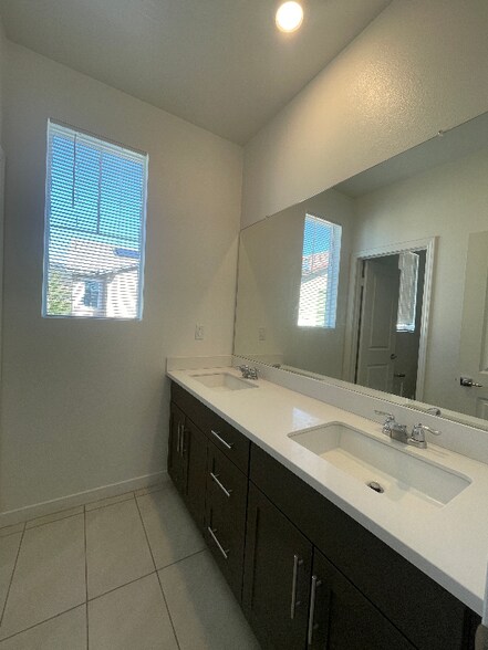 Building Photo - 16254 Lozano St