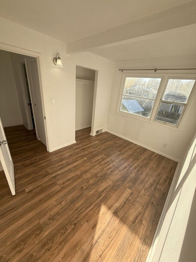Building Photo - 2-bedroom, 1-bathroom newly renovated