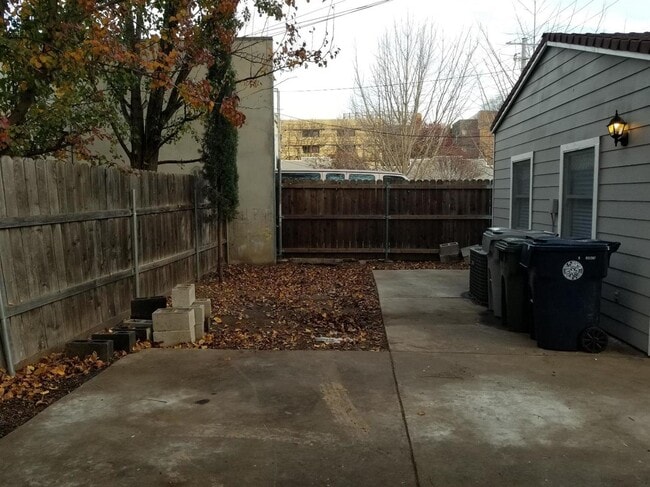 Building Photo - GREAT DOWNTOWN LOCATION!! GATED PARKING!