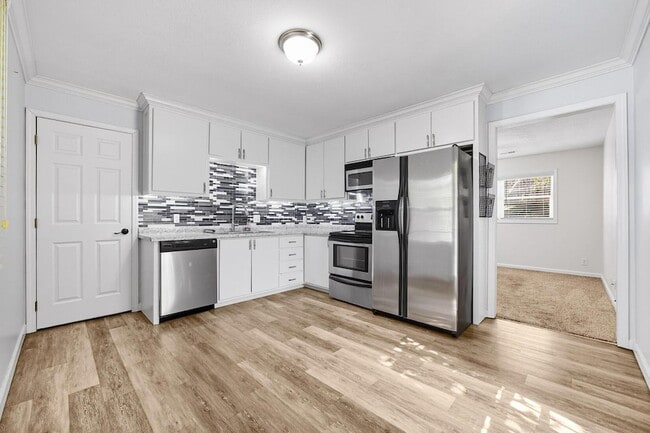 Building Photo - 455 Lakeview Dr