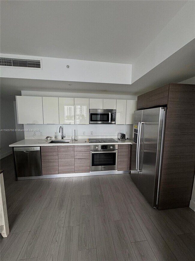 Building Photo - 1010 SW 2nd Ave