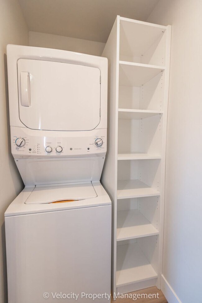 Building Photo - Brand New 1 Bedroom in Discovery West Neighborhood!