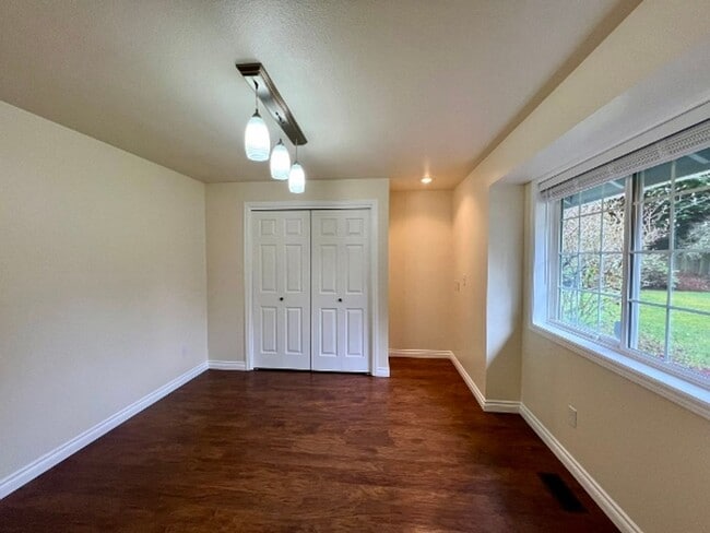 Building Photo - Renovated 3BD w/ Large Shop