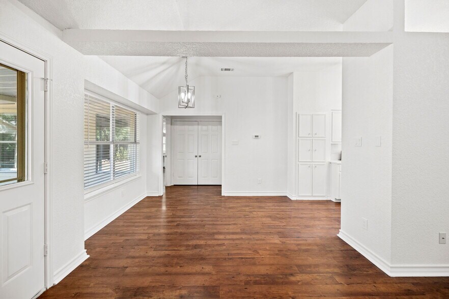 Building Photo - 917 Garden View Dr