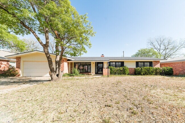 Building Photo - Spacious 3/2 with 2 Living Areas!