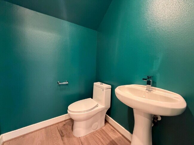 Building Photo - "Charming 3-Bed Oasis with 2.5 Baths in Prime Houston Locale – Discover Your New Home on Haring Ln!"