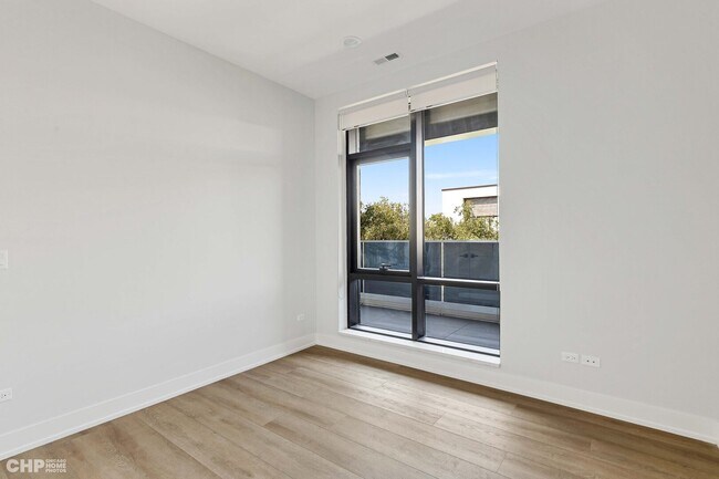 Building Photo - 3204 N Lawndale Ave