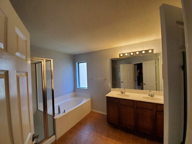 Building Photo - 10351 Whisper Bluff Dr