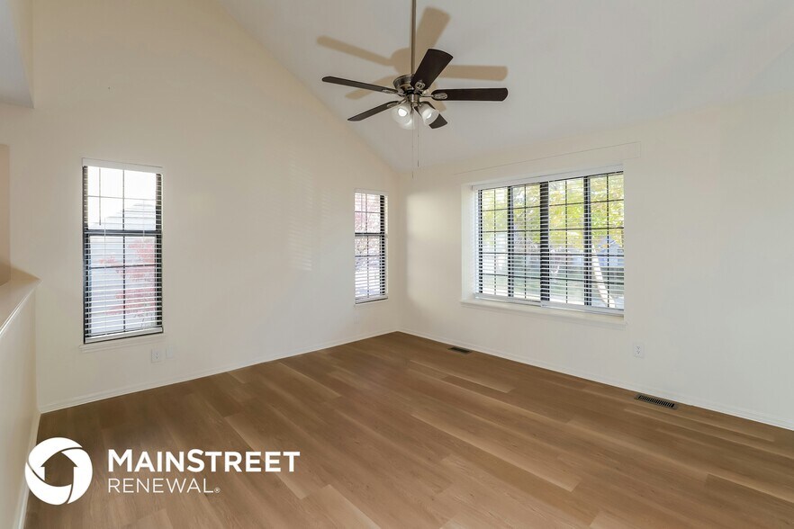 Building Photo - 404 SE Bristol Dr