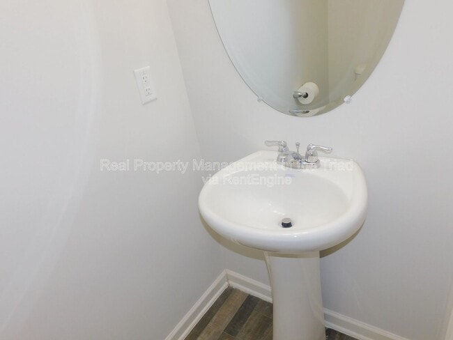 Building Photo - 604 Quail Ln