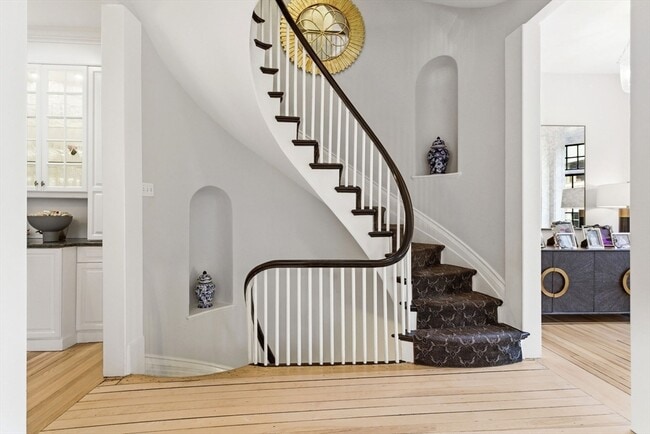 Building Photo - 50 River St