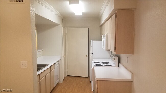 Building Photo - 8101 W Flamingo Rd