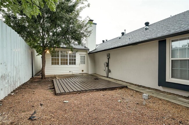 Building Photo - 9009 Lakeaire Dr