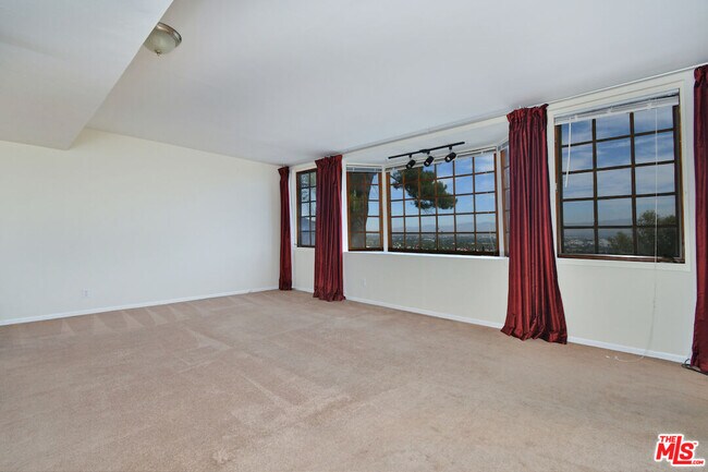 Building Photo - 3682 Berry Dr