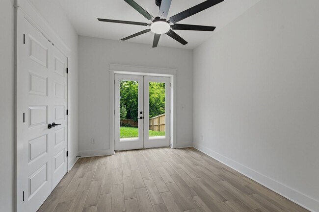 Building Photo - Spacious 5-Bedroom with Fenced Yard & Modern Amenities