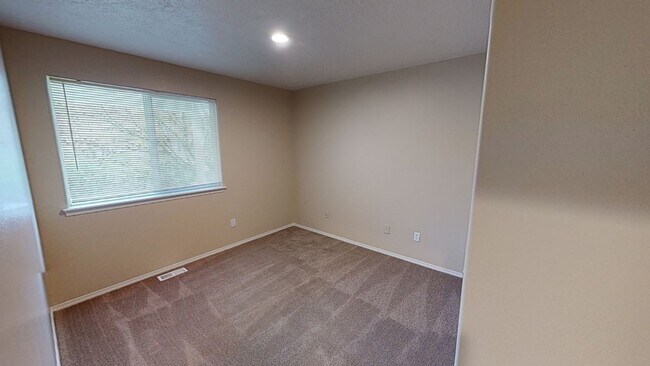 Building Photo - Single Level  House in Sandy- Great Open Floor Plan- Pet Friendly!