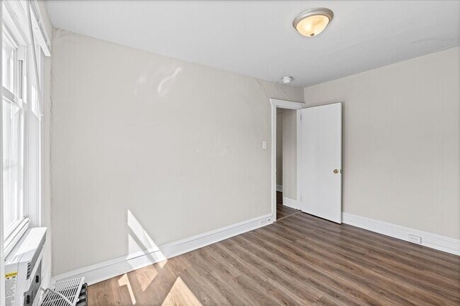 Building Photo - 204 N Broadway