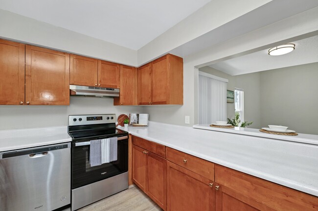 Kitchen with Breakfast Bar - The Retreat At Altamonte Springs