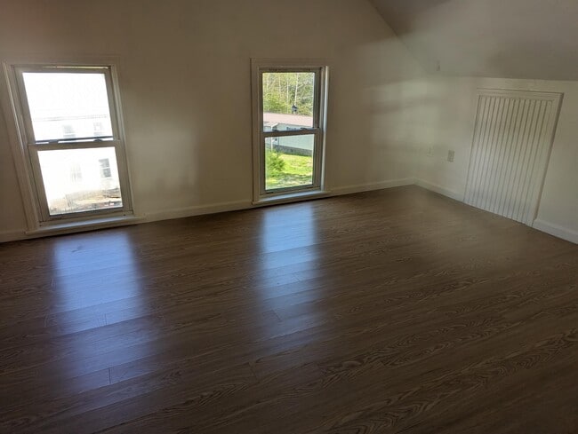 Building Photo - 15 Oak St