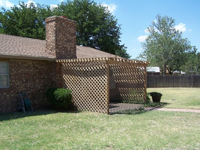 Building Photo - Great updated 4 bedroom 2.5 bath home, 2 c...