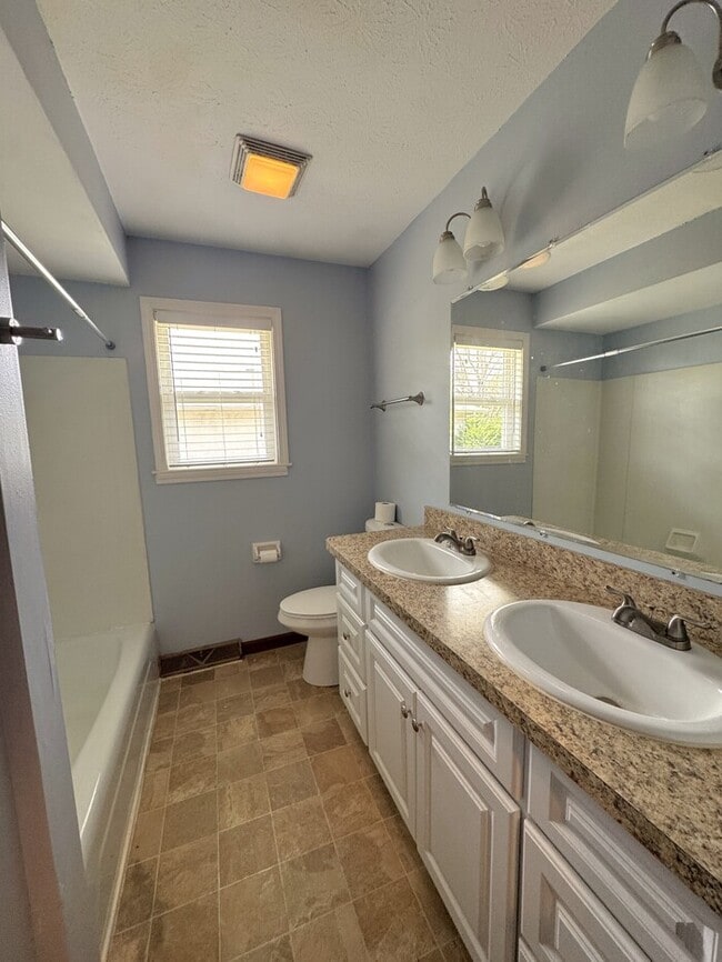 Building Photo - 3971 Far Hills Dr